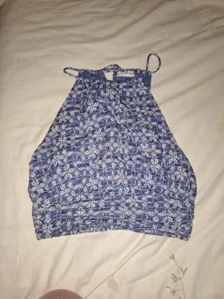 Top floral azul y blanco talla XS