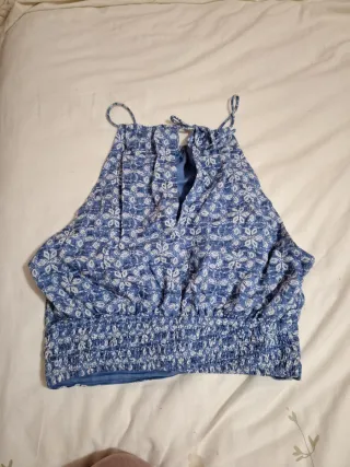 Top floral azul y blanco talla XS