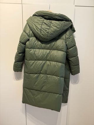 Abrigo largo verde oversized pluma de pato.