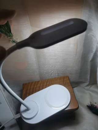 Lámpara LED con cargador inalámbrico iPhone