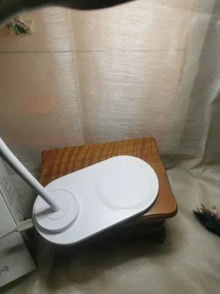 Lámpara LED con cargador inalámbrico iPhone