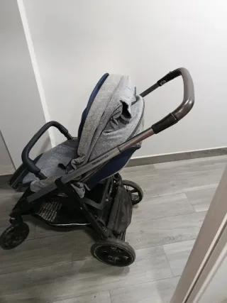 Carrito de bebé gris