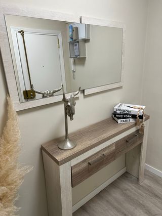 Recibidor con espejo plateado y blanco