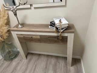 Recibidor con espejo plateado y blanco