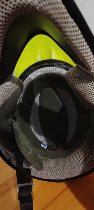 Casco de moto amarillo y negro