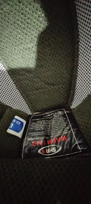 Casco de moto amarillo y negro