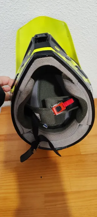 Casco de moto amarillo y negro