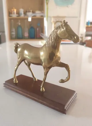 Caballo de latón antiguo