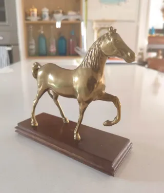 Caballo de latón antiguo