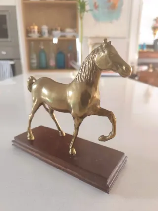 Caballo de latón antiguo