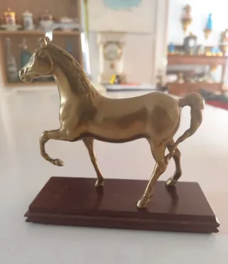 Caballo de latón antiguo