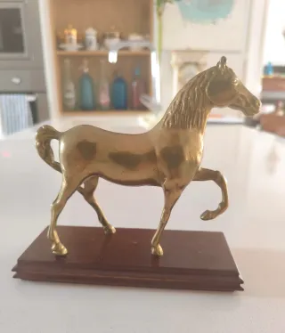 Caballo de latón antiguo