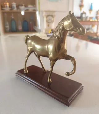 Caballo de latón antiguo