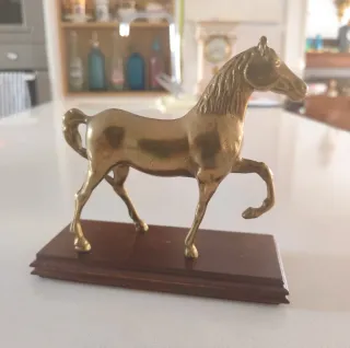 Caballo de latón antiguo