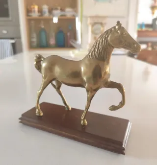 Caballo de latón antiguo