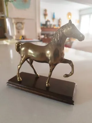 Caballo de latón antiguo