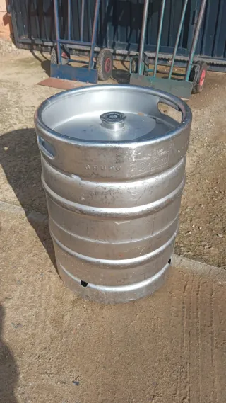 Barril de cerveza metálico