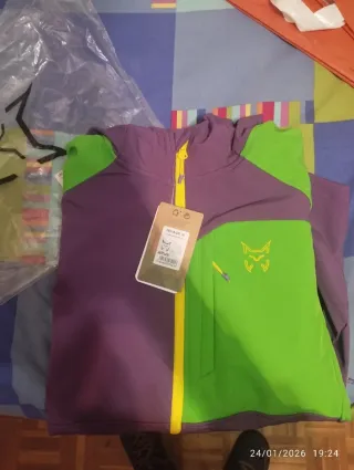 Chaqueta cortavientos verde y morada
