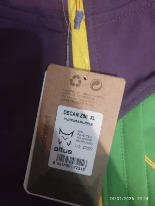 Chaqueta cortavientos verde y morada