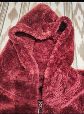 Abrigo pelo sintético con capucha. Burdeos