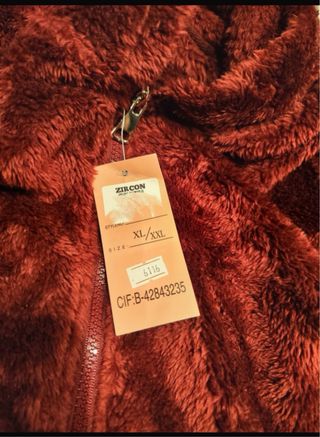 Abrigo pelo sintético con capucha. Burdeos