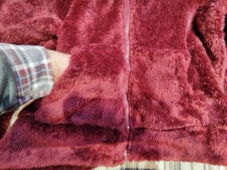 Abrigo pelo sintético con capucha. Burdeos