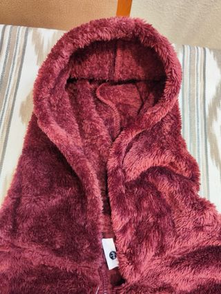 Abrigo pelo sintético con capucha. Burdeos