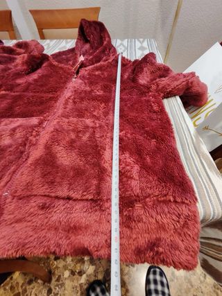 Abrigo pelo sintético con capucha. Burdeos