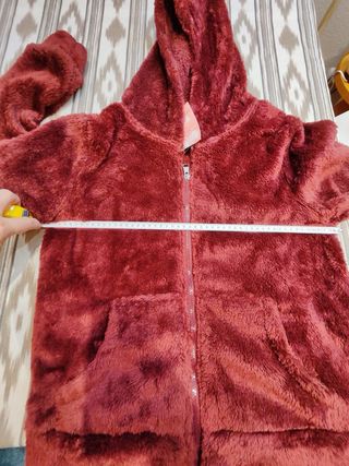 Abrigo pelo sintético con capucha. Burdeos