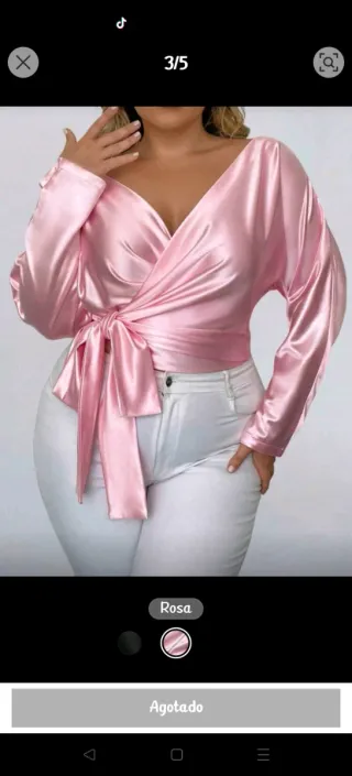 Camisa rosa satinada con lazada