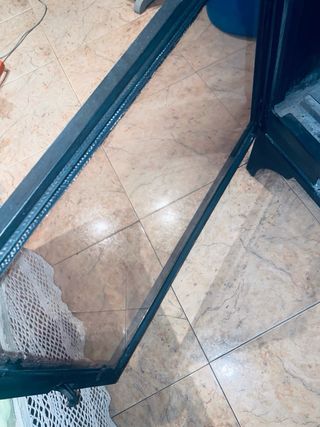 Chimenea de hierro con puerta de cristal