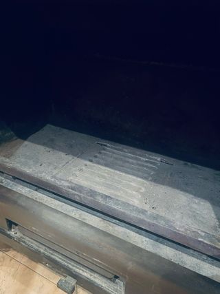 Chimenea de hierro con puerta de cristal