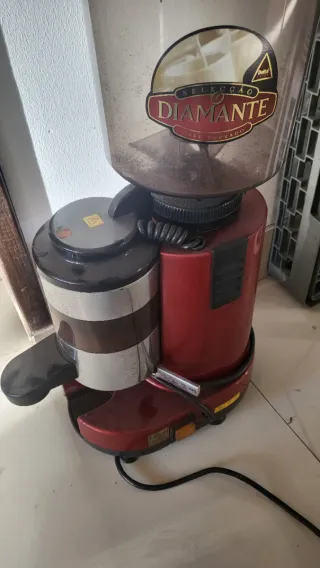 Máquina de Café Brasilia Diamante + Moinho