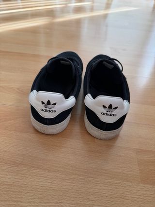 Zapatillas Adidas Negras y Blancas