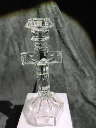 Candelabro de cristal con crucifijo