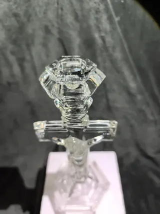 Candelabro de cristal con crucifijo