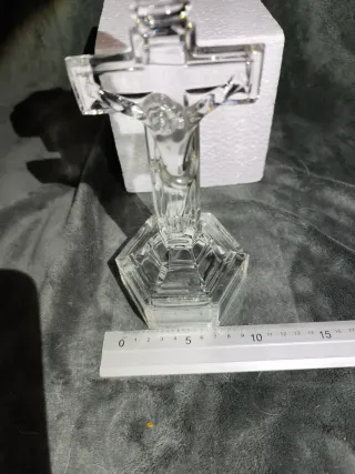 Candelabro de cristal con crucifijo