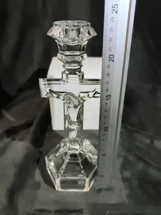 Candelabro de cristal con crucifijo