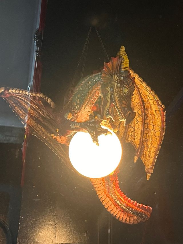 Lámpara Dragón de resina pintada  a mano .