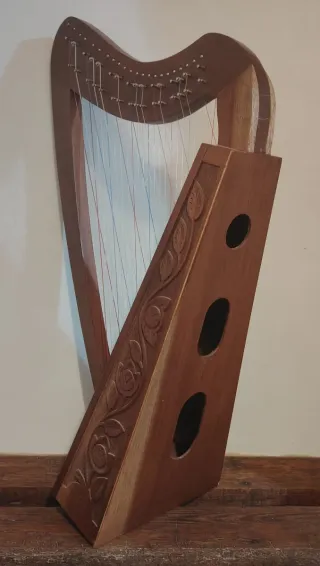 Arpa de 38 cuerdas cruzadas.