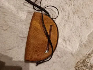 Bolso de hombro marrón y dorado