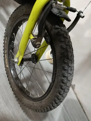 Bicicleta infantil Btwin negra y amarilla