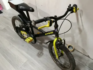 Bicicleta infantil Btwin negra y amarilla