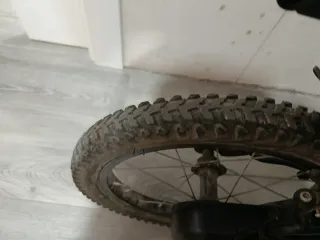 Bicicleta infantil Btwin negra y amarilla