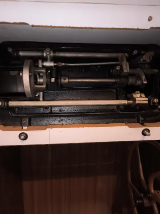 Máquina de coser antigua para restaurar