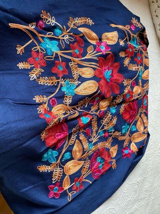 Pañuelo/Foulard azul con bordado floral