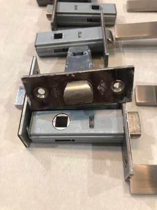 Manillas puerta aluminio niquelado