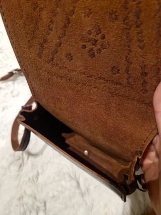 Bolso de hombro de piel con grabado