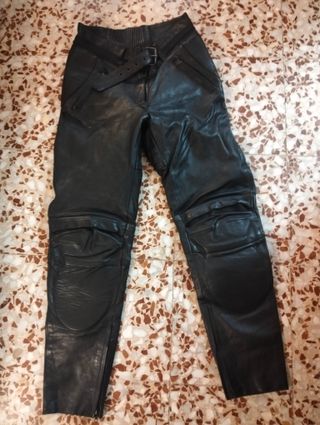 Pantalón Moto Cuero 100% semi nuevo