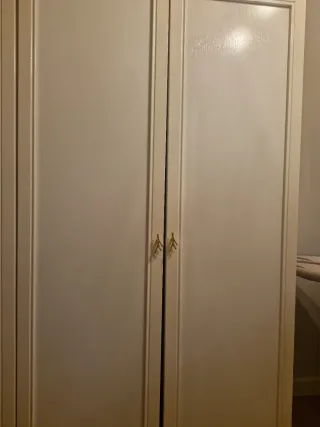 Armario blanco con tiradores dorados